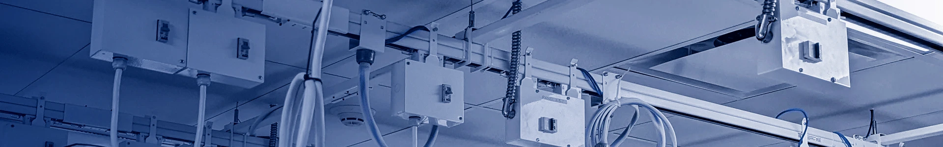 Plug-in box mounted on the busway for power distribution and transmission