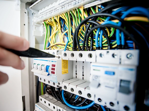 Using an electric pen to inspect the components of electrical equipment