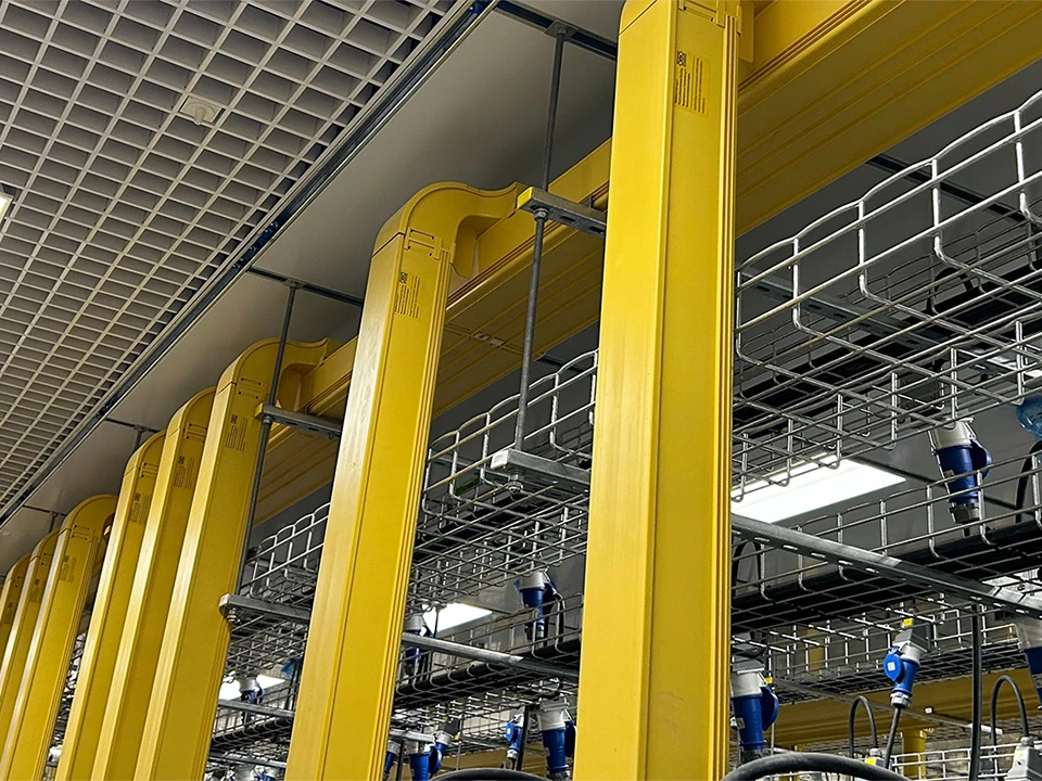 Branch cables extending from the main fiber cable tray trunk